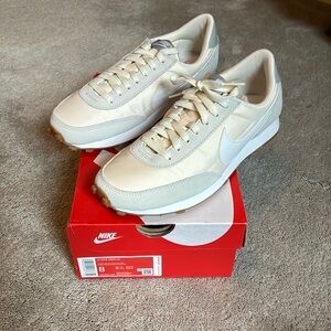 NEW! Nike Women’s Daybreak - size 8